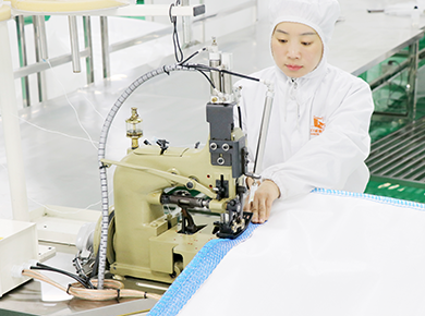 雙針縫紉機(jī)80臺(tái)（一次雙針雙線縫紉，自動(dòng)熱熔切線，杜絕散絲線頭，保證成品清潔度）